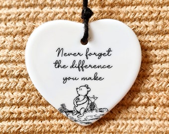Nunca olvides la diferencia que marcas. Adorno de cerámica de Winnie the Pooh con forma de corazón.