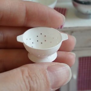Colador de pasta en miniatura para casa de muñecas | Utensilios de cocina a escala 1:12