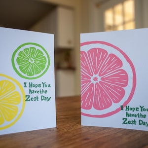 Carte de voeux printanière pour amis, Spring Season Fresh Cartes de voeux imprimées à la main « Le jour du zeste » (paquet de 2)