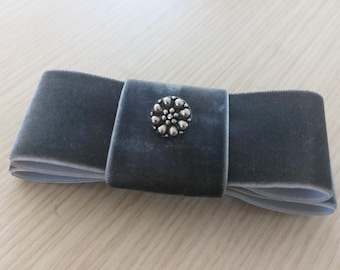 Handmade Velvet Hair Clip with Vintage Cameo – Elegant Gift for Her, Victorian-Inspired Hair Accessory
