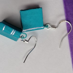 Boucles d&#39;oreilles livre miniatures – Bijoux littéraires faits main pour les amateurs de lecture | Cadeau livre mignon | Boucles d&#39;oreilles originales personnalisées faites à la main. Or Argent