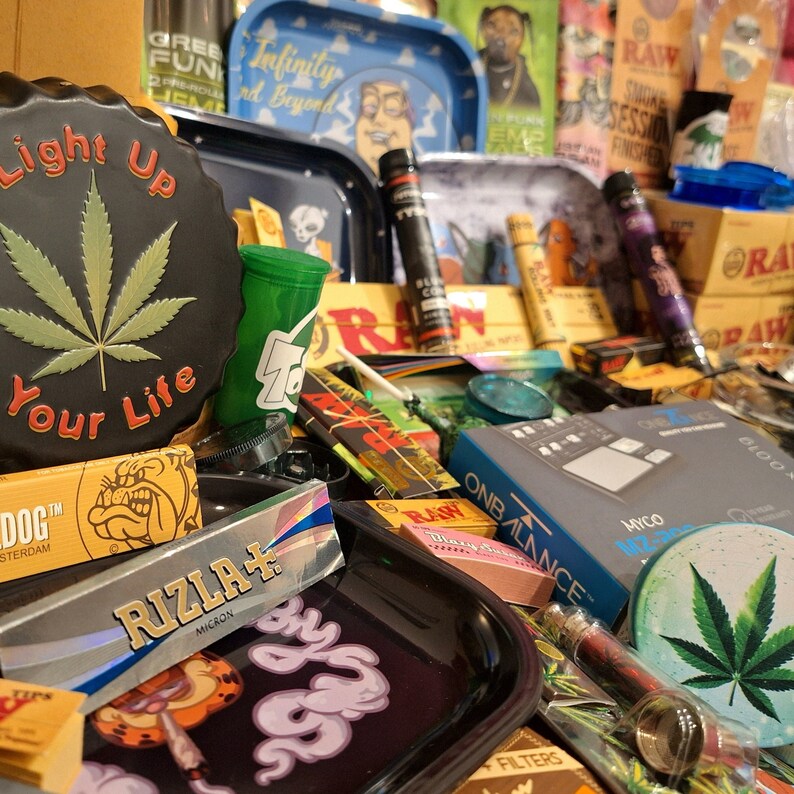 Stoner Mystery Box Tokies Special Blunts, Rolling Papers, Tips, Grinders, Smoke Trays, Stash