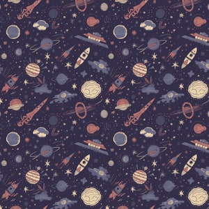 Pu&ograve; includere: Uno schema senza cuciture che presenta una variet&agrave; di illustrazioni a tema spaziale, tra cui razzi, pianeti, stelle, nuvole e UFO. Le illustrazioni sono disegnate in uno stile fantasioso, disegnato a mano e sono posizionate su uno sfondo viola scuro.