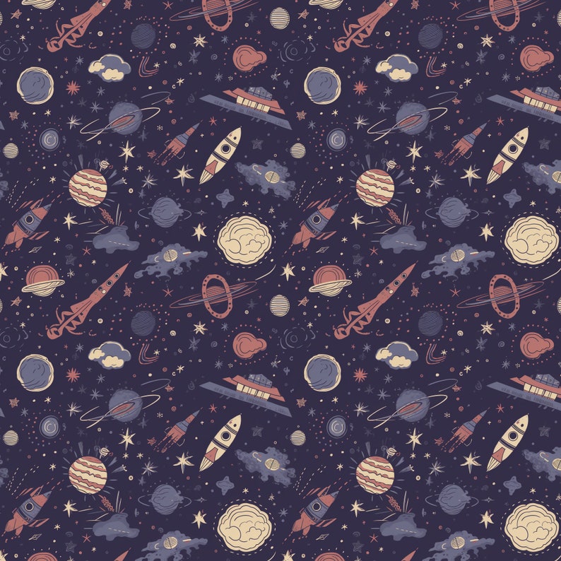 Pu&ograve; includere: Uno schema senza cuciture che presenta una variet&agrave; di illustrazioni a tema spaziale, tra cui razzi, pianeti, stelle, nuvole e UFO. Le illustrazioni sono disegnate in uno stile fantasioso, disegnato a mano e sono posizionate su uno sfondo viola scuro.