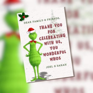Könnte beinhalten: Weihnachtskarte mit dem Grinch mit Weihnachtsmütze und Fliege. Auf der Karte steht "Danke, dass Sie mit uns feiern, ihr wunderbaren Whos" mit den Namen Joel & Sarah. Ein festlicher Weihnachtsgruss.