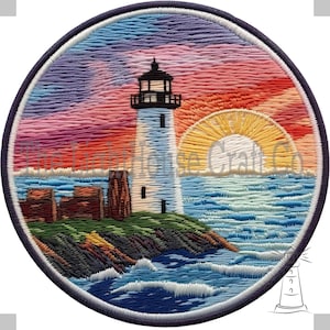 Puede incluir: Parche bordado con un faro blanco en una pequeña isla con una puesta de sol colorida en el fondo. El océano es azul con olas blancas. El parche es redondo y tiene un borde azul marino.