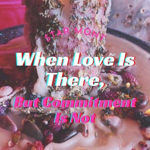 Può includere: Una candela rosa con erbe e fiori secchi, circondata da cera fusa e piccole fiamme. Il testo "When Love Is There, But Commitment Is Not" è sovrapposto all'immagine. La candela è su una superficie scura e glitterata.