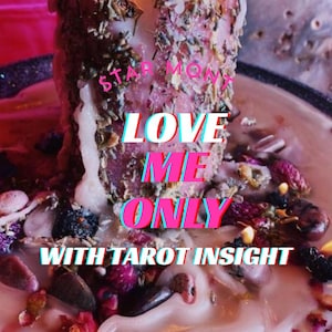 Può includere: Una candela rosa accesa con la scritta "LOVE ME ONLY WITH TAROT INSIGHT" in un effetto 3D. La candela è circondata da cera, erbe e cristalli su un piatto scuro. La candela è ricoperta di erbe.