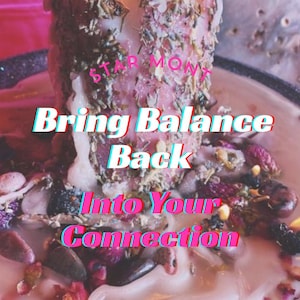Può includere: Una candela rosa accesa con erbe e fiori secchi, circondata da cera fusa e altri elementi botanici. Il testo "Bring Balance Back Into Your Connection" è sovrapposto. La candela è su un piatto decorativo.