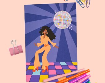 Puede incluir: Una libreta morada y azul con una bola de discoteca y una mujer bailando en una pista de baile a cuadros. La libreta está rodeada de rotuladores de colores.