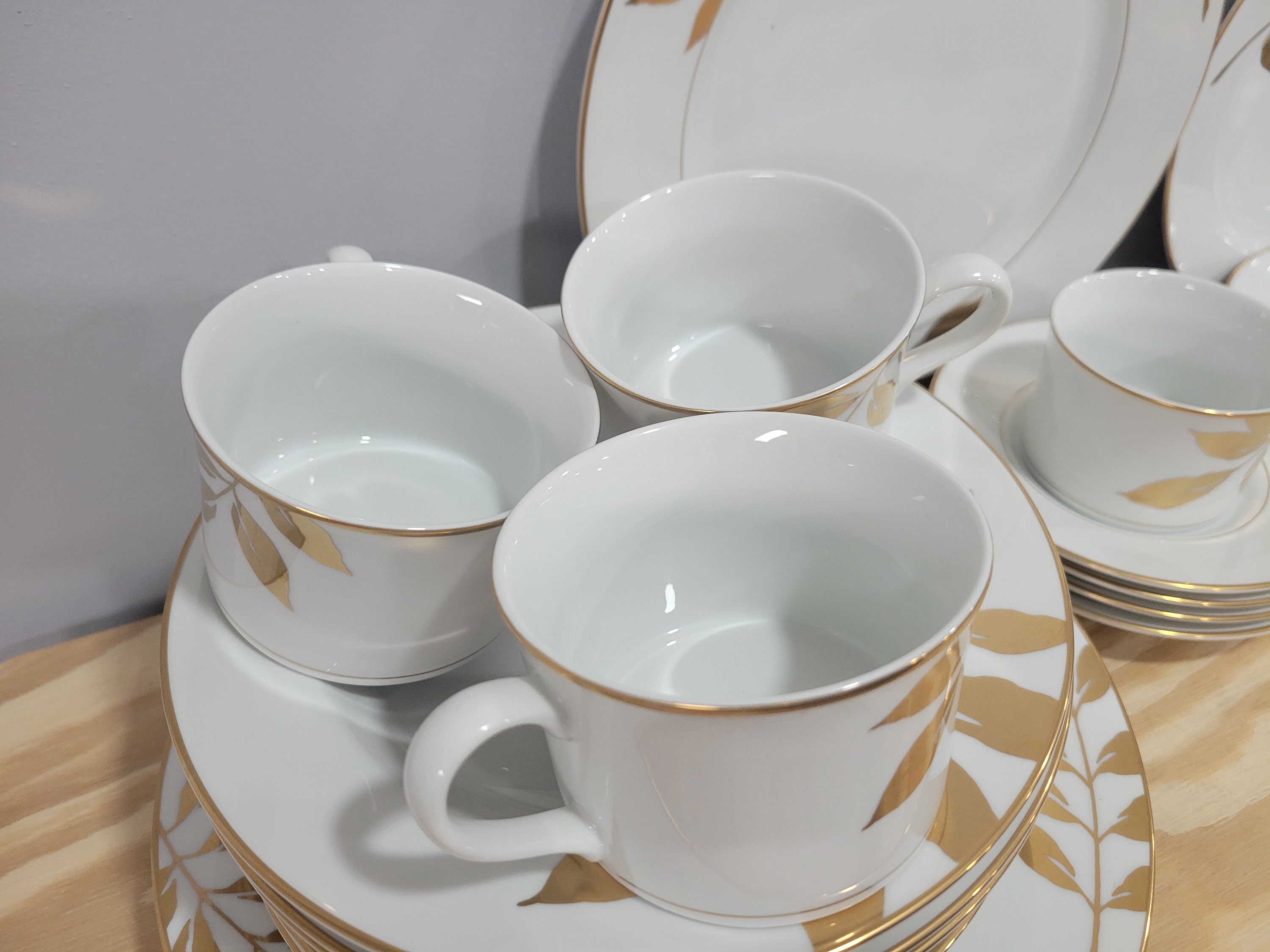 Mikasa Gold Leaf White Fine China Place Setting for 4 - Set of 20
