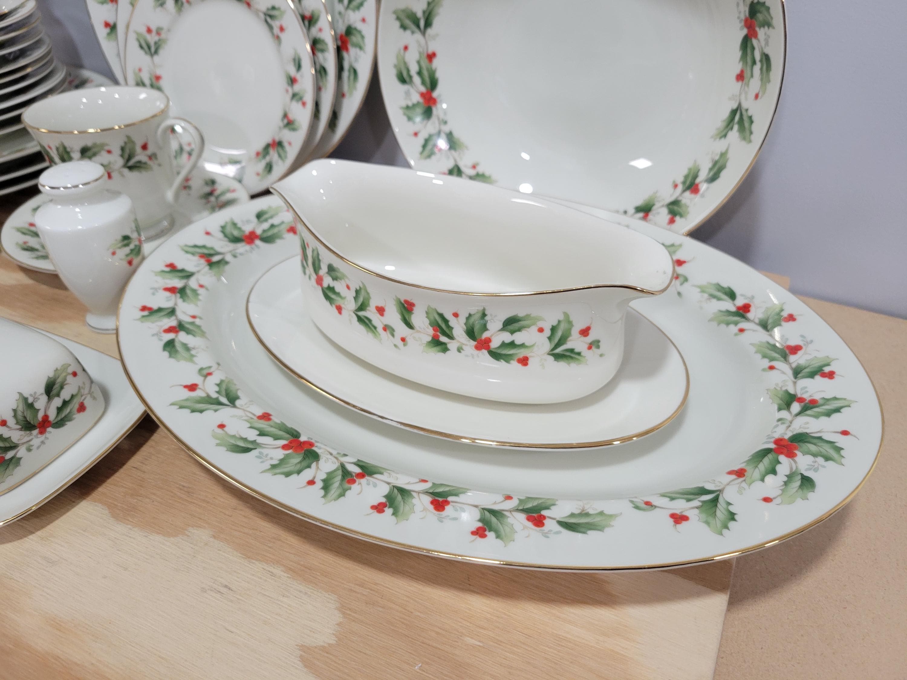 Royal Gallery / the Trimmings Holly Christmas Japan Fine China