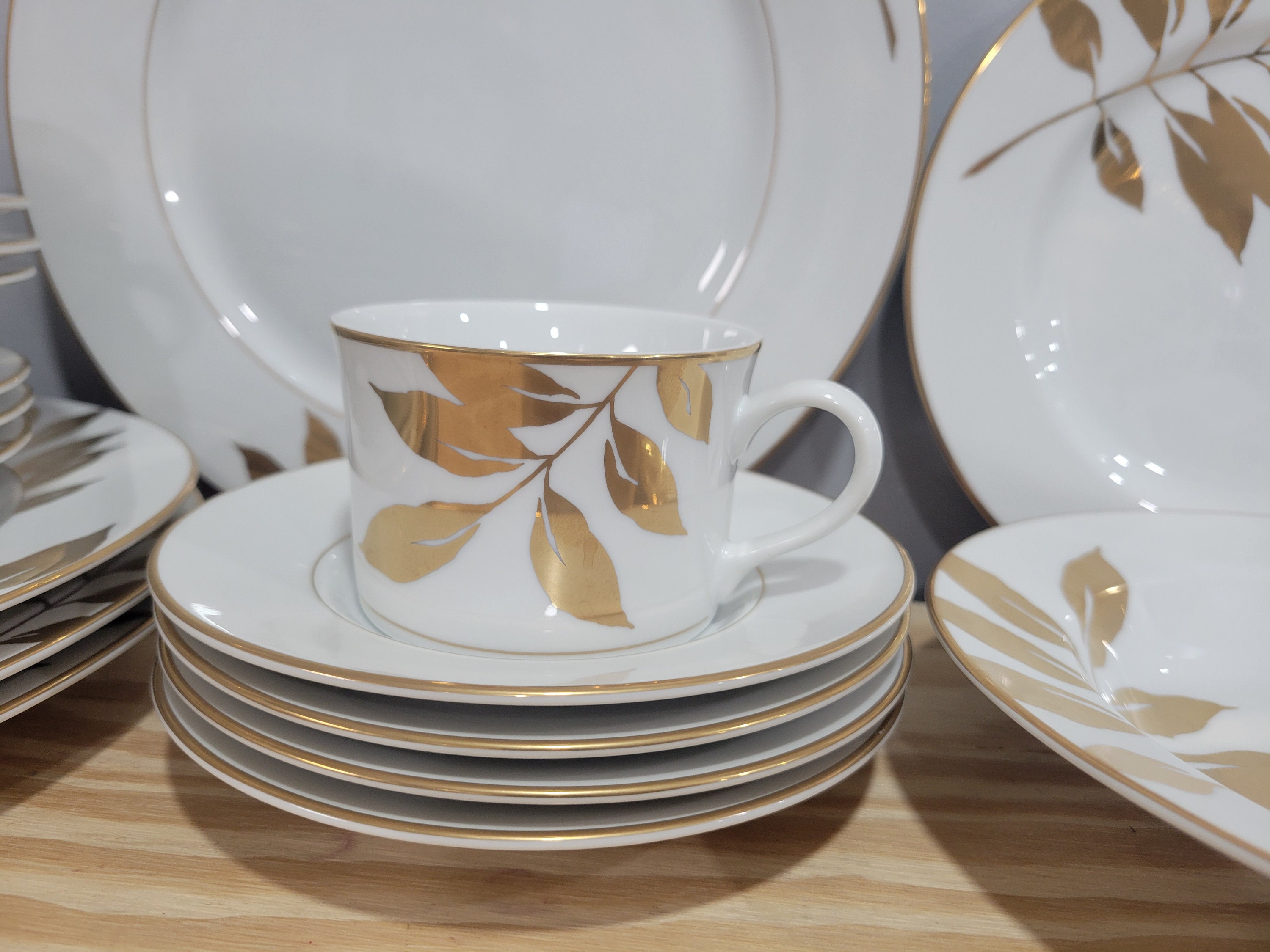 Mikasa Gold Leaf White Fine China Place Setting for 4 - Set of 20