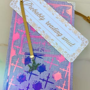 Segnalibro fatto a mano "Probabilmente sto leggendo Smut" / Regalo per gli amanti dei libri / Accessorio per la lettura / Segnalibro divertente / Regalo per lettori / Segnalibro umoristico