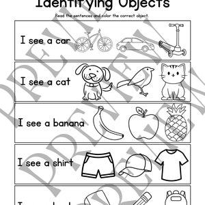Może przedstawiać: Czarno-biała karta pracy z tytułem "Identyfikowanie przedmiotów". Karta pracy ma pięć wierszy z zdaniem na początku każdego wiersza. Każdy wiersz zawiera trzy czarno-białe obrazy. Zdania to "Widzę samochód", "Widzę kota", "Widzę banana", "Widzę koszulkę" i "Widzę książkę".