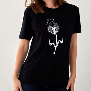 K&ouml;nnte beinhalten: Ein schwarzes T-Shirt mit einem wei&szlig;en Motiv eines L&ouml;wenzahns, der im Wind weht.