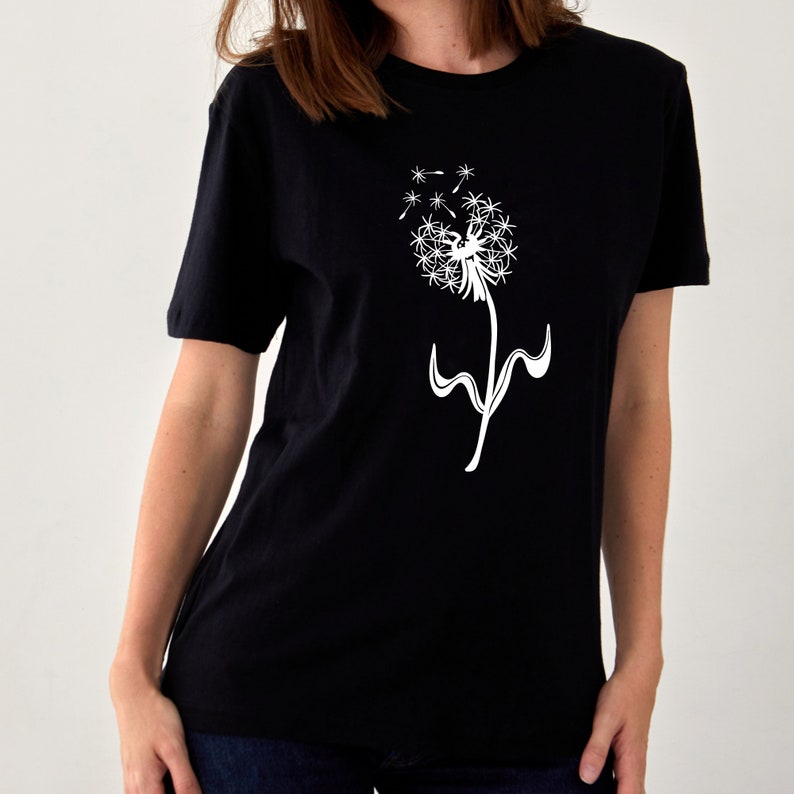K&ouml;nnte beinhalten: Ein schwarzes T-Shirt mit einem wei&szlig;en Motiv eines L&ouml;wenzahns, der im Wind weht.