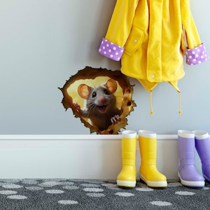 Peut inclure: Une souris grise sort d'un trou dans un mur et regarde la caméra. Un imperméable jaune à pois violets est accroché à un crochet au-dessus de la souris. Deux bottes de pluie jaunes et deux bottes de pluie violettes sont sur le sol.