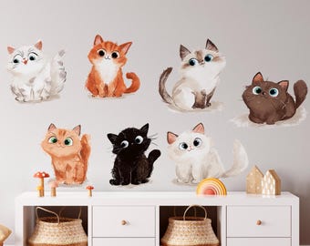 Puede incluir: Una colección de pegatinas de gatos de dibujos animados en varios colores, incluyendo blanco, naranja, negro y marrón. Cada gato tiene ojos grandes y expresivos y está en una pose diferente. Las pegatinas están dispuestas en una pared gris claro.