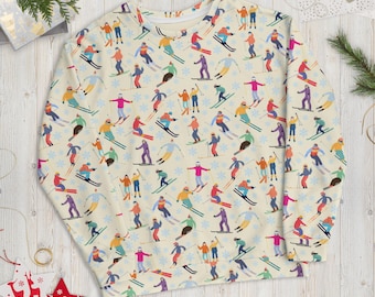 Könnte beinhalten: Ein cremefarbener Pullover mit einem sich wiederholenden Muster von Skifahrern in bunten Kleidern auf weißem Hintergrund. Die Skifahrer sind alle in verschiedenen Posen, einige springen, andere drehen sich und andere fahren einen Hang hinunter. Das Muster wiederholt sich über den gesamten Pullover.