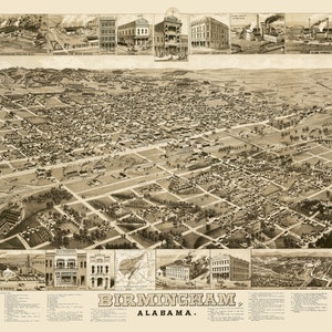 Peut inclure: Carte ancienne en sépia de Birmingham, Alabama, présentant une vue aérienne de la ville avec des illustrations détaillées de bâtiments et de sites industriels. La carte comprend le nom de la ville et l'état en bas.