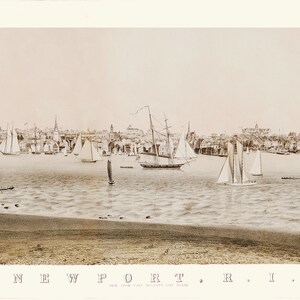 Peut inclure: Estampe panoramique sépia de Newport, R.I., représentant de nombreux voiliers et navires sur l'eau. L'estampe présente une représentation détaillée du port avec des bâtiments en arrière-plan, et le texte "NEWPORT, R.I." en bas.