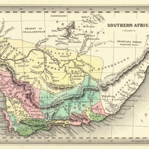 Puede incluir: Un mapa vintage de Sudáfrica, que muestra las diferentes tribus y regiones del continente. El mapa está en tonos de amarillo, verde, rosa y azul, con ríos y montañas marcados en marrón. El texto "Southern Africa" está impreso en negro en la parte superior del mapa.