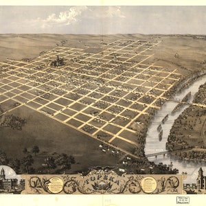 Puede incluir: Una litografía antigua en vista de pájaro de la ciudad de Topeka, Kansas, alrededor de 1870. La litografía muestra la disposición en cuadrícula de la ciudad, el río Kansas y varios edificios, incluido el edificio del Capitolio del Estado.