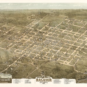 Pode incluir: Um mapa aéreo antigo e detalhado de Raleigh, Carolina do Norte, de 1872. O mapa está em tons sépia, mostrando o layout da cidade com edifícios, ruas e paisagens circundantes. O título "Raleigh" é exibido de forma proeminente.