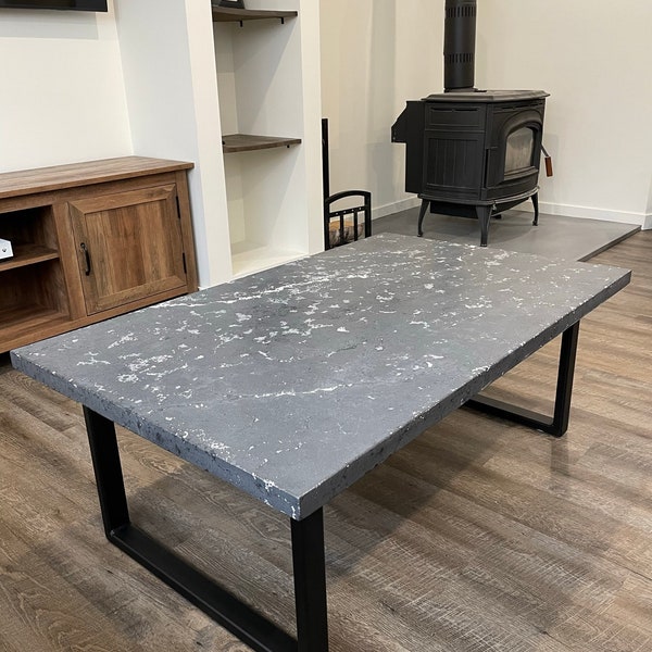 Table basse en béton marbré avec piètement en métal