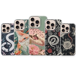 Op de afbeelding: Vijf smartphonehoesjes op een rij, elk met verschillende illustraties van slangen en bloemen. De ontwerpen omvatten een witte slang in donker gebladerte, een oranje slang in tropische bladeren, een roze slang met pioenrozen, een opgerolde slang met rozen en een roos met een slang.