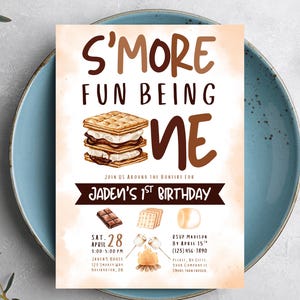 Op de afbeelding: Een verjaardagsuitnodiging met een aquarel achtergrond, met de tekst "S'MORE FUN BEING ONE". De uitnodiging bevat illustraties van s'mores, chocolade, graham crackers en marshmallows. Details zijn de datum, tijd, locatie en RSVP-informatie.