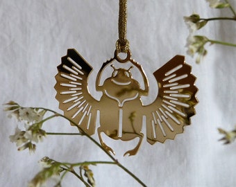 Scarab pendant in fine gold-plated brass, metallic link to tie around the neck or long necklace