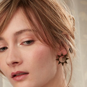 Chic and timeless star-shaped earrings in 24-carat gold-plated brass, with a choice of different designs