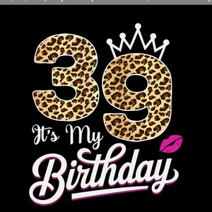 Puede incluir: Un fondo negro con los números 39 en dorado con un patrón de estampado de leopardo. Los números están coronados con una corona blanca. El texto "It's My Birthday" está escrito en blanco con un contorno rosa. Un beso de lápiz labial rosa está debajo del texto.
