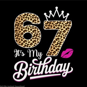 Puede incluir: Gráfico de "Es mi cumpleaños" con el número 67 en estampado de leopardo con una corona sobre los números y una impresión de labios rosa a la derecha. El texto está en blanco con un contorno rosa.