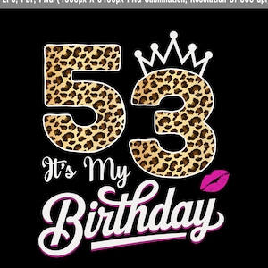 Op de afbeelding: It's My Birthday afbeelding met het nummer 53 in luipaardprint met een kroon boven de nummers en een roze lipafdruk eronder. De tekst is wit met een roze omtrek.