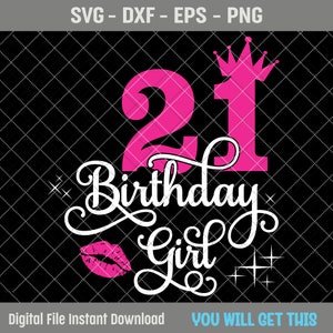 Op de afbeelding: Een wit grafisch ontwerp met de tekst "21 Birthday Girl" in een cursief lettertype. Het getal 21 is roze en heeft een roze kroon erboven. Er is een roze lippenstiftkus en witte glitteraccenten.