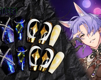 Puede incluir: Una colección de uñas postizas con varios diseños. Algunas uñas son de color azul oscuro con cadenas plateadas y gemas verdes. Otras presentan estrellas doradas y medias lunas blancas. La palabra "TRACER" es visible en verde.
