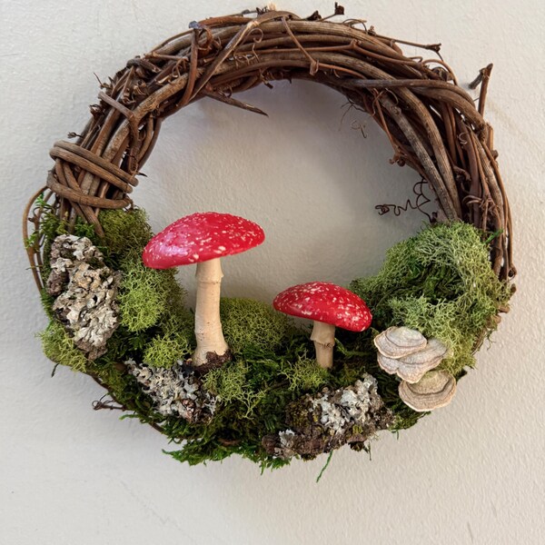 Mushroom Moss Wreath: 10" Living Wall Art