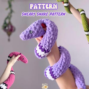 Op de afbeelding: Haakpatroon voor een sluwe slang. Het patroon bevat instructies voor het maken van een paarse, roze en groene slang. Het patroon heet "Sneaky Snake Pattern" en is van "Crochet by Jayne".