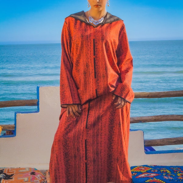 Jellaba marocaine fait main motif serpent rouge pour femme - caftan marocain motif serpent