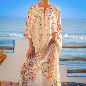 ローブ マロカイン avec un imprimé Floral - Djellaba faite à la main avec randah pour femme- élégante jellabaflore - Marocaine