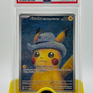 Może przedstawiać: Karta kolekcjonerska Pokemon przedstawiająca Pikachu w szarym filcowym kapeluszu. Karta znajduje się w ochronnym etui z oceną Gem Mint 10. Karta pochodzi z zestawu 2023 Pokemon SVP EN i nosi tytuł "Pikachu with Grey Felt Hat". Karta posiada umiejętność Pika-Portrait, kt&oacute;ra pozwala graczowi przeszukać sw&oacute;j talia w poszukiwaniu Pikachu i umieścić go na swojej ławce.