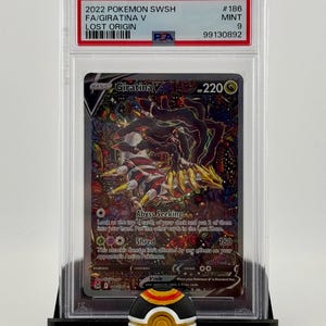 Może przedstawiać: Karta Pok&eacute;mon Giratina V z zestawu Lost Origin, oceniona przez PSA. Karta jest w idealnym stanie i ma ocenę 9. Karta jest podstawową kartą Pok&eacute;mona z 220 PW. Karta ma dwa ataki: Abyss Seeking i Shred. Karta jest otoczona czarno-białym tłem.