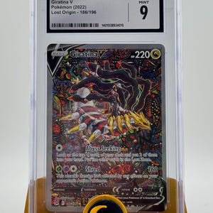 Może przedstawiać: Zgradeda karta kolekcjonerska Pokemon z Giratiną V z zestawu Lost Origin. Karta znajduje się w ochronnym etui z etykietą oceny CGC, kt&oacute;ra pokazuje ocenę stanu idealnego 9.