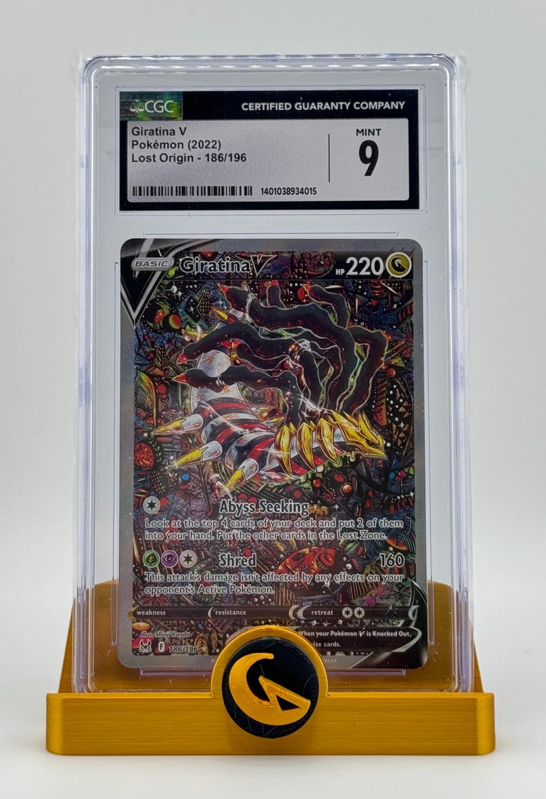 Może przedstawiać: Zgradeda karta kolekcjonerska Pokemon z Giratiną V z zestawu Lost Origin. Karta znajduje się w ochronnym etui z etykietą oceny CGC, kt&oacute;ra pokazuje ocenę stanu idealnego 9.