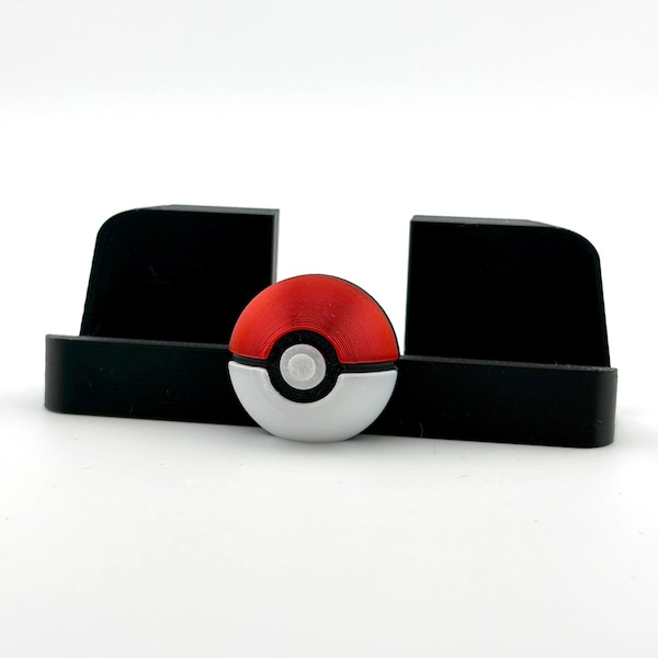 PokeStand, un soporte para cartas Pokémon impreso en 3D con una pokebola magnética.