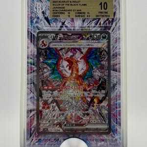 Może przedstawiać: Zklasyfikowana karta kolekcjonerska Pokemon z Charizardem EX z zestawu Szkarłat i Fiolet: Władca Czarnego Płomienia. Karta jest w idealnym stanie z oceną 10/10. Karta jest zamknięta w ochronnym plastikowym etui.