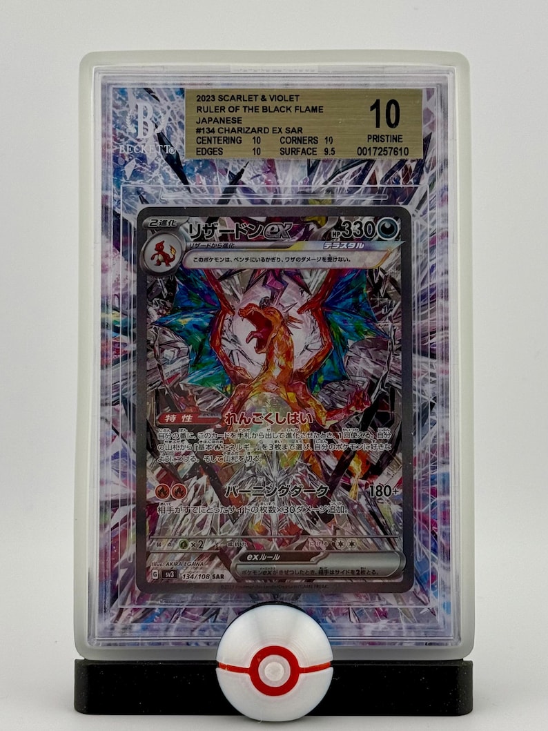 Może przedstawiać: Zklasyfikowana karta kolekcjonerska Pokemon z Charizardem EX z zestawu Szkarłat i Fiolet: Władca Czarnego Płomienia. Karta jest w idealnym stanie z oceną 10/10. Karta jest zamknięta w ochronnym plastikowym etui.